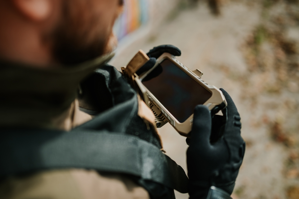 Soldier,Wearing,Tactical,Gloves,Is,Using,A,Rugged,Mobile,Phone